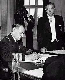 Frederik 9 underskriver grundloven i 1953.jpg