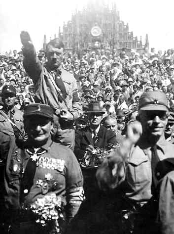 Fil:Adolf Hitler 1928 sieg heil hail to victory salute.jpg
