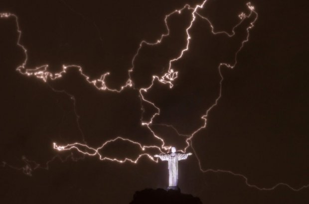 Fil:Lightning-christ-the-redeemer-rio1.jpg