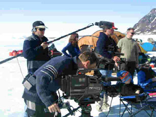 Film crew'et ses her i gang med at optage den dramatiske åbningsscene.