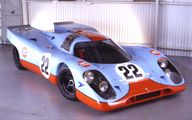 En Gulf Ke Mans Porsche 917 hang på mange raske drenges væg