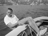 Paul Elvstrøm demonstrerer her, hvordan man kommer af med "nummer 2" under OL i 1960