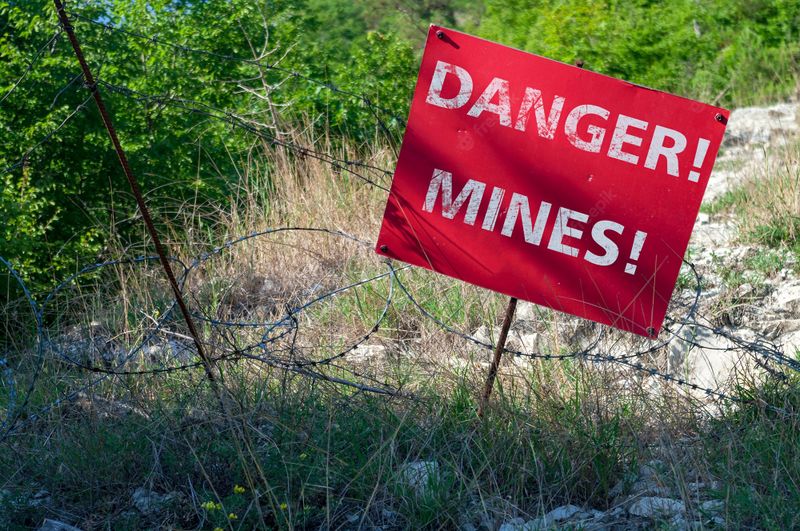 Fil:Red-sign-danger-mines-front-minefield-fenced-with-barbed-wire 207254-89(1).jpg