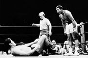 Muhammad Ali tager en diskussion med Antonio Inoki under en opvisningskamp i 1976, hvor japaneren åbenbart har besluttet sig for at tage den liggende