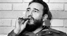 Fidel Castro i sine velmagtsdage. Nu har han så endelig nydt cigaren, kun 90 år gammel