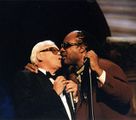 Stevie Wonder kysser Toots Thielemans pænt farvel