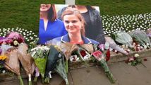 Jo Cox blev myrdet med skud og knivstik fordi hun ville beholde UK i EU