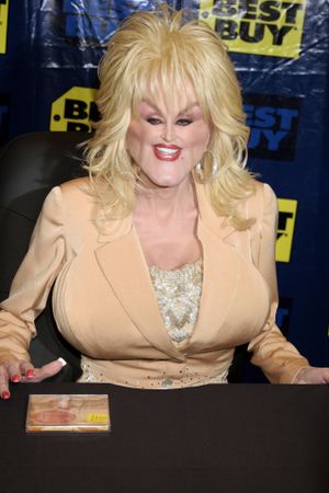 Dolly Parton under signering. Heller ikke redigeret.
