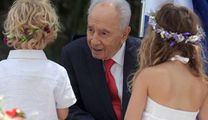 Den evige fredsmægler Shimon Peres mægler her imellem lille Malthe og Dortea-Amalie, der er blevet uenige om, hvis tur det er til at låne den blå farveblyant