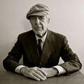 Leonard Cohen med lys hat og skægrester. Et meget sjældent billede