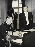 Statsminister Eriksen får kong Frederik til at underskrive loven om fri æggekage i 1953